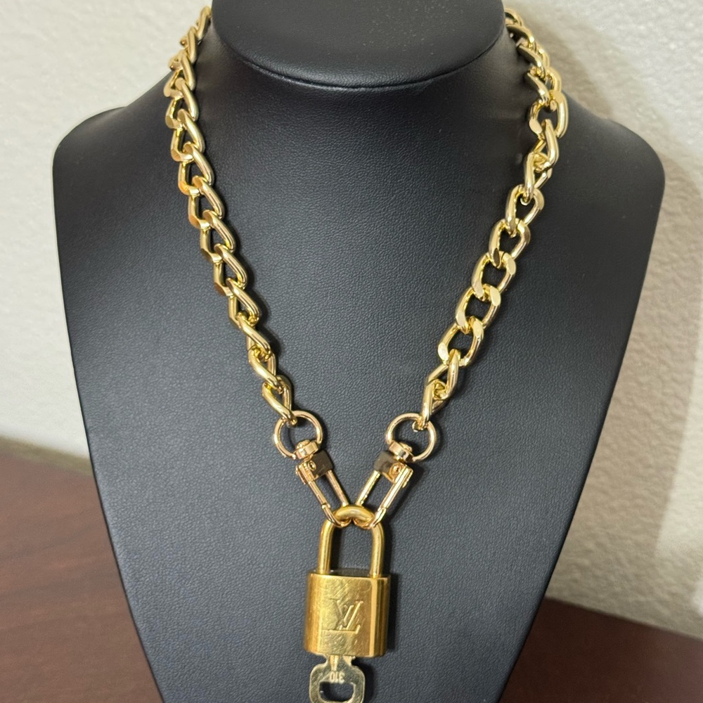 LV Louis Vuitton matching Gold key/ lock combo w/ Gold tone chain 15 3/4”
